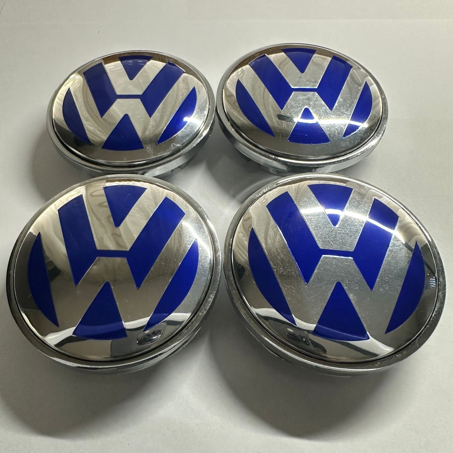 4x VW kompatible Nabendeckel 70mm Blau